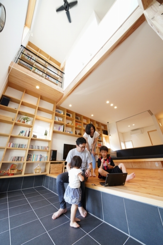 リビングから吹き抜けにかけての壁一面を本棚に。ご家族が好きな本を並べ、いつでも読める、本が身近にあるライフスタイル。