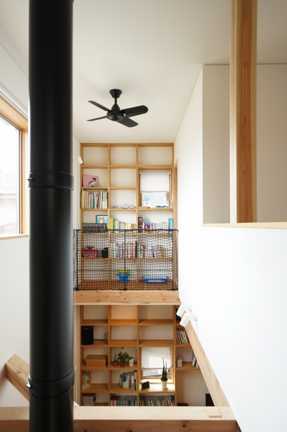 二階の本棚には、子ども室から出入りができる。これから子どもたちによってどんな本が並んでいくのか、楽しみな空間。