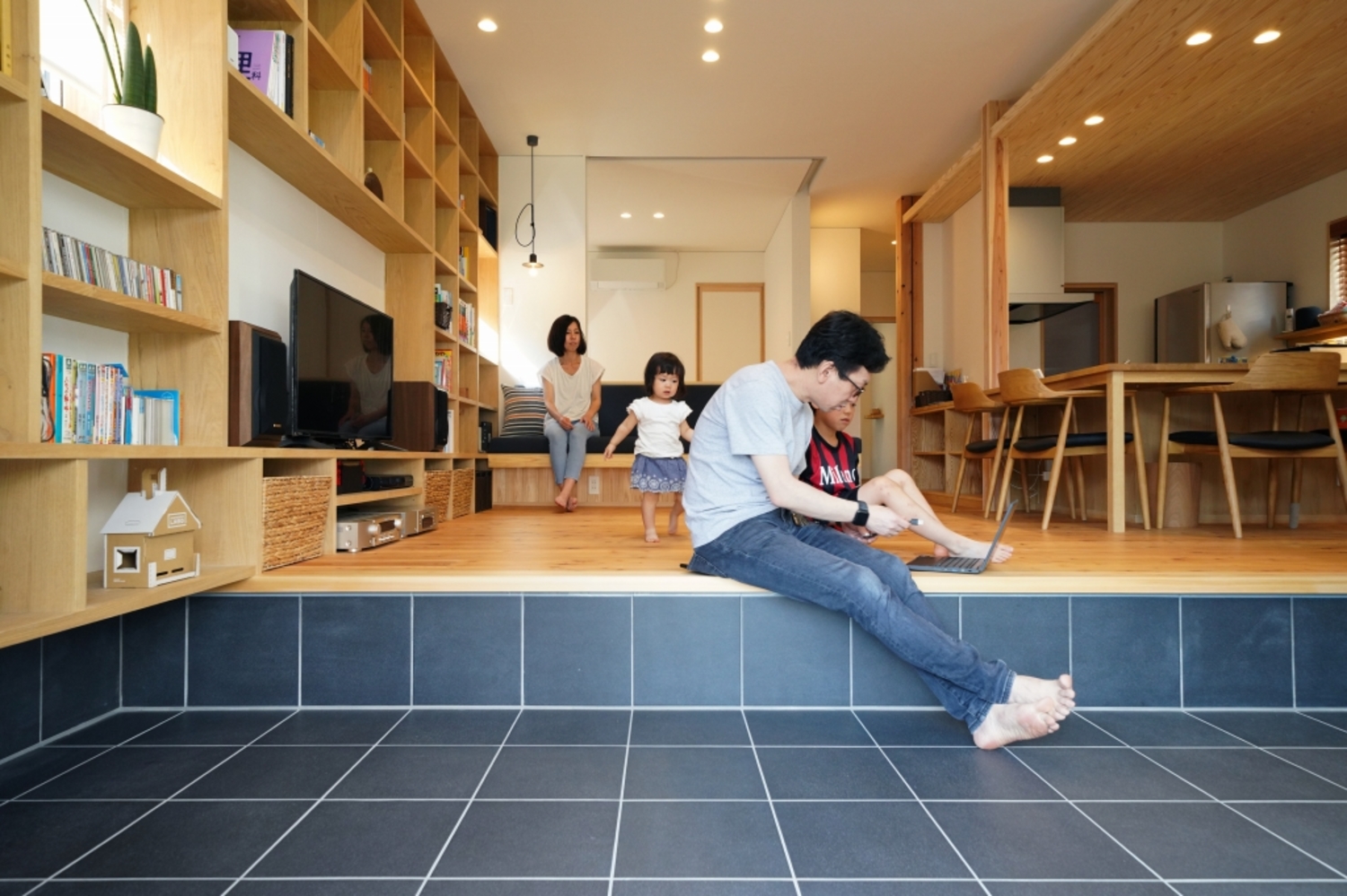 リビングと土間サロンとの間も仕切らず、程よい段差で連ねる。空間に一体感が生まれ、より広々と使える。