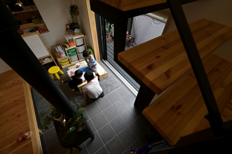 土間サロンはもっぱらお子さんたちの遊び場。工作やおやつで汚れてもお掃除しやすく、大人も子どもものびのび過ごせる。