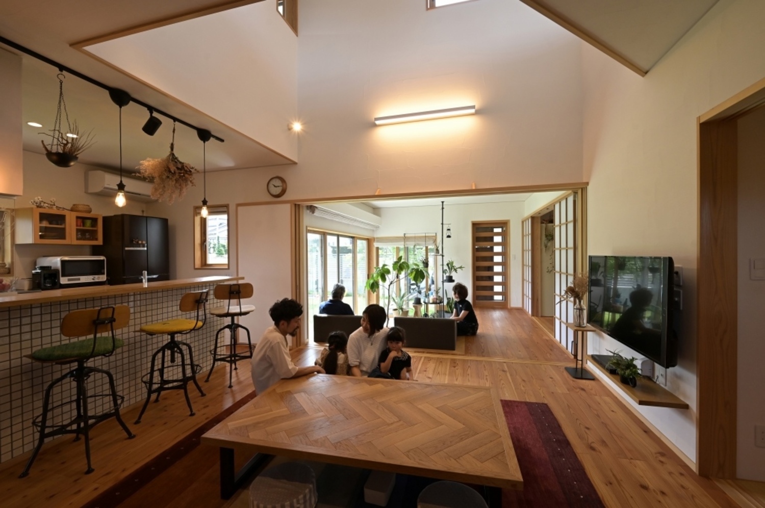 若世帯リビングの隣は、親世帯と共有の土間サロンにつながる。建具をフルオープンにすると広々とした大空間に。