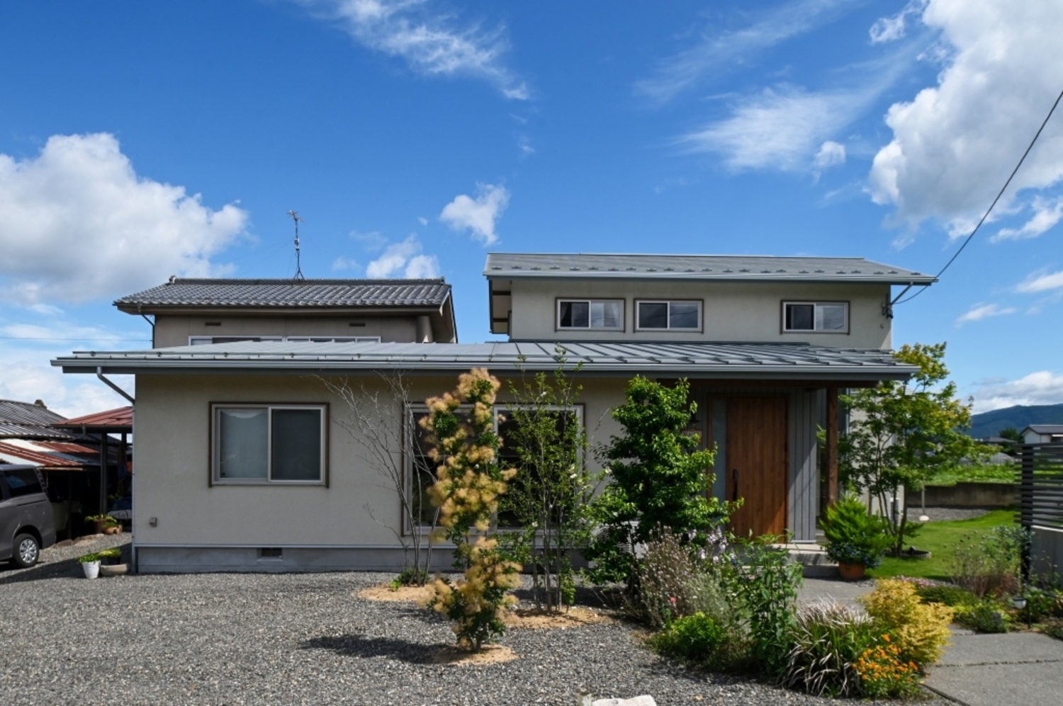 奥には旧家の離れを残した。もとからある建物とのバランスも考えた、土地に馴染む設計。