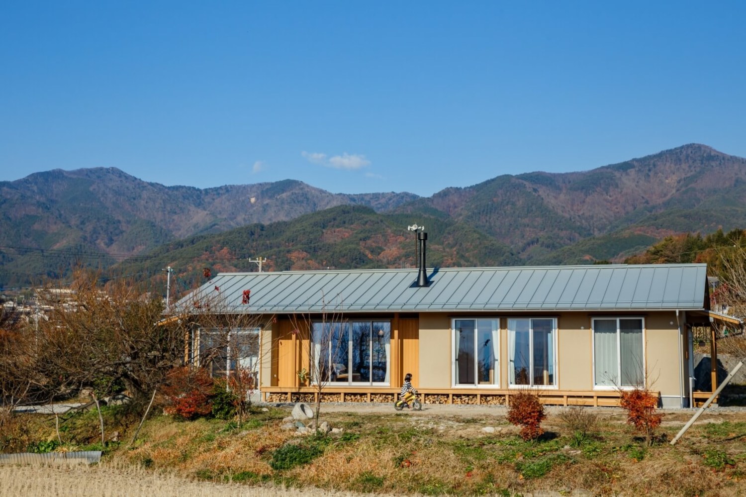故郷に家を建てるにあたり大切にしたのは、山里の風景に家を調和させることでした。