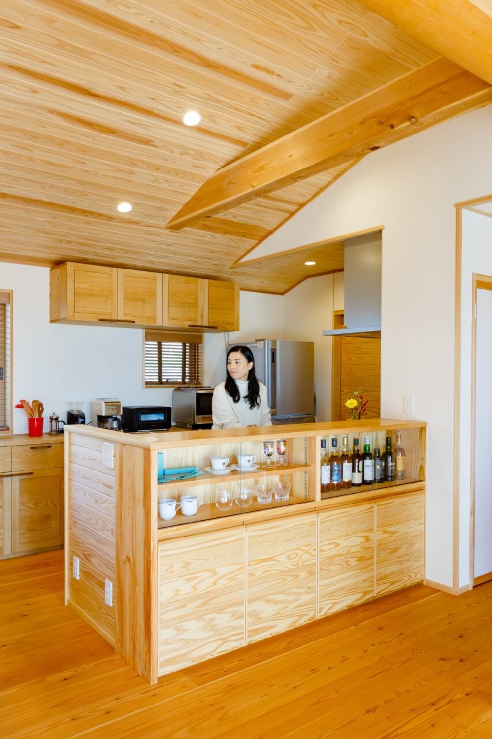 キッチン前と背面には建具職人による造作収納をつくりました。ごちゃつきがちな日用品をすっきりと収納でき、インテリアにもマッチします。
