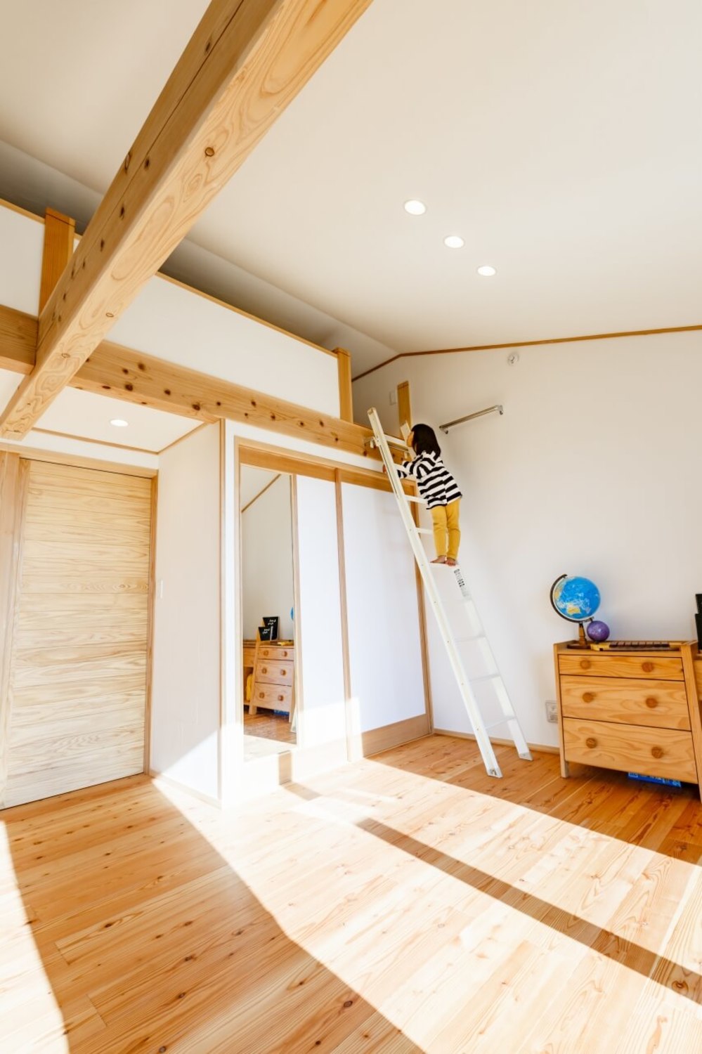 子ども部屋にはクローゼットのほかロフト収納も設けました。子どもにとっては秘密基地のように、好奇心がふくらむ空間に。