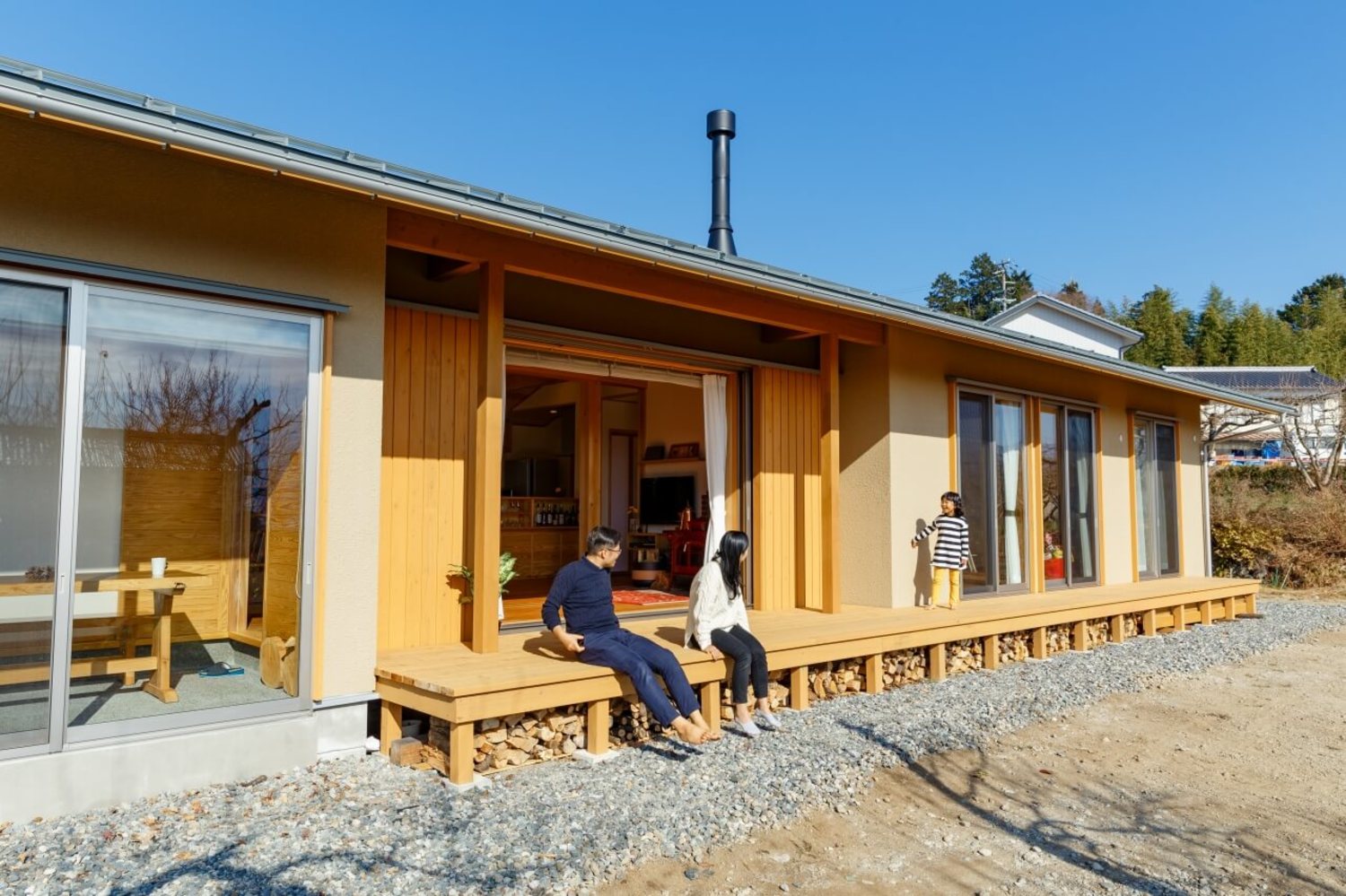 LDK、子ども部屋、寝室が並ぶ南面には、長いウッドデッキを設けました。外廊下のように各部屋のつながりが生まれたり、縁側のように庭仕事の合間にひと休みできるスペースでもあります。