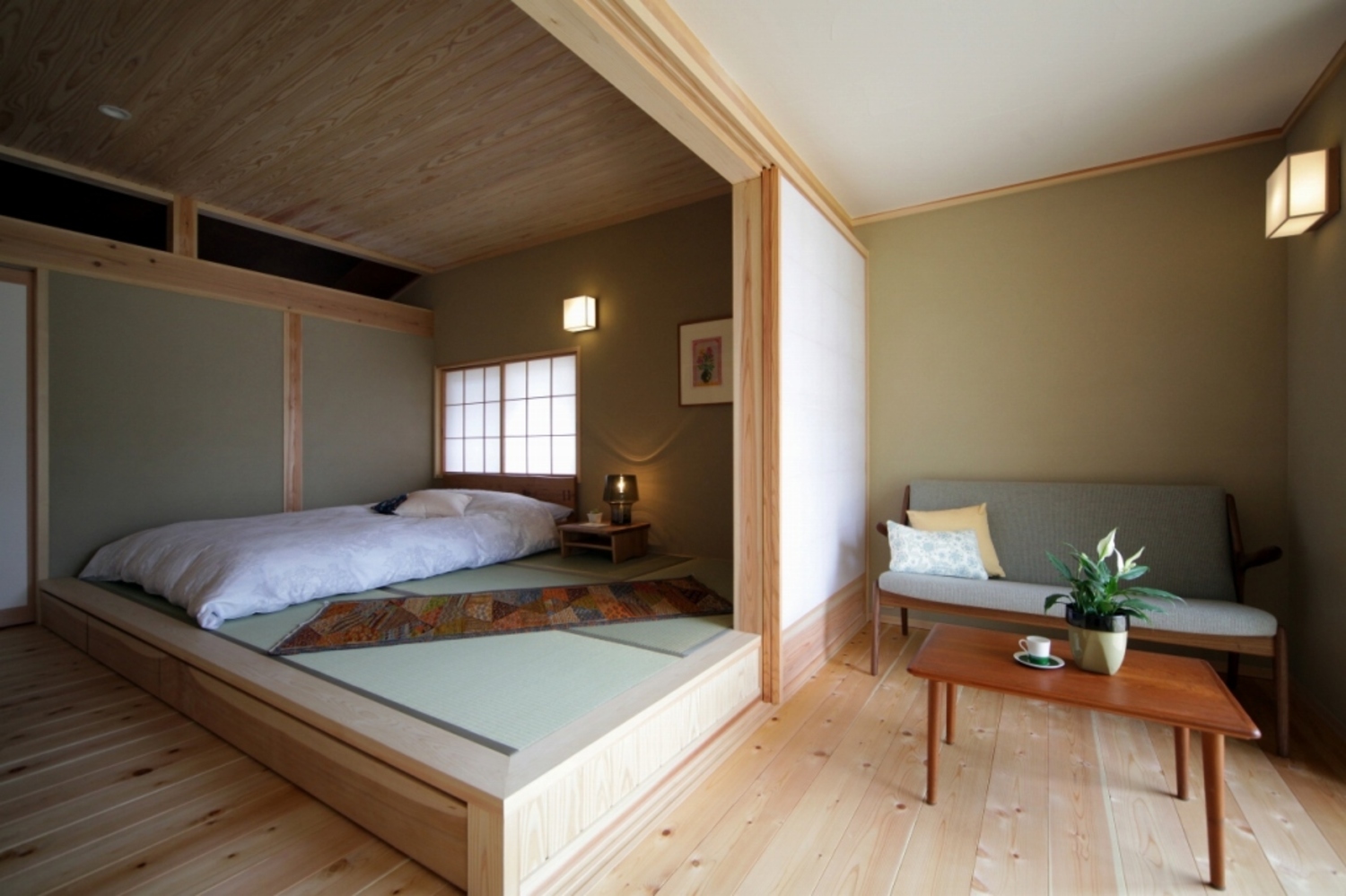 ご両親の寝室は小上がりの畳敷きで、高級旅館のような上質なしつらえに。ゆったりとした幅広の縁側は、ご両親がくつろぐサブリビングとしても使える。