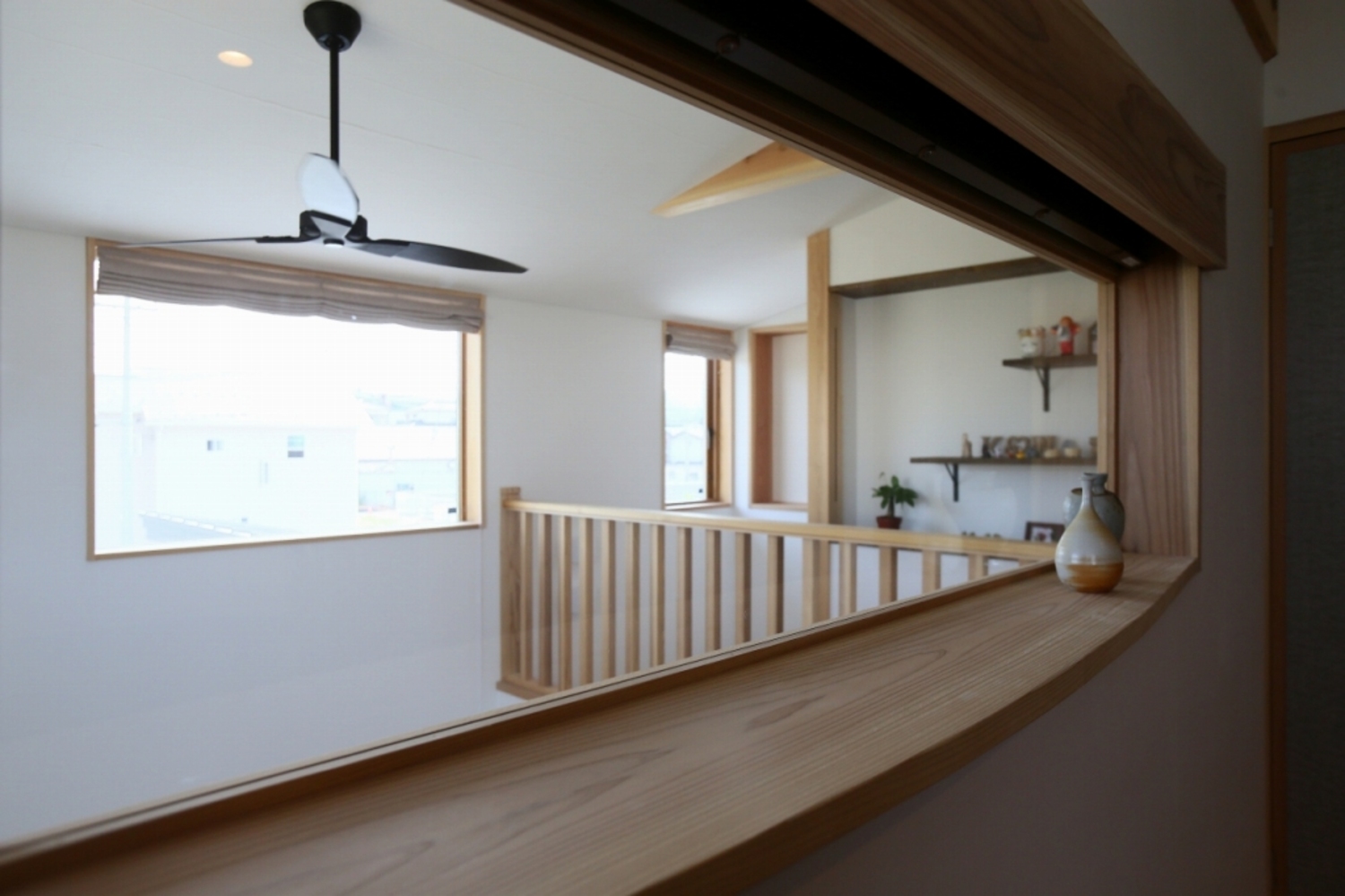 寝室に設けた窓は明るさと外の景色を取込みつつ、飾り棚としても