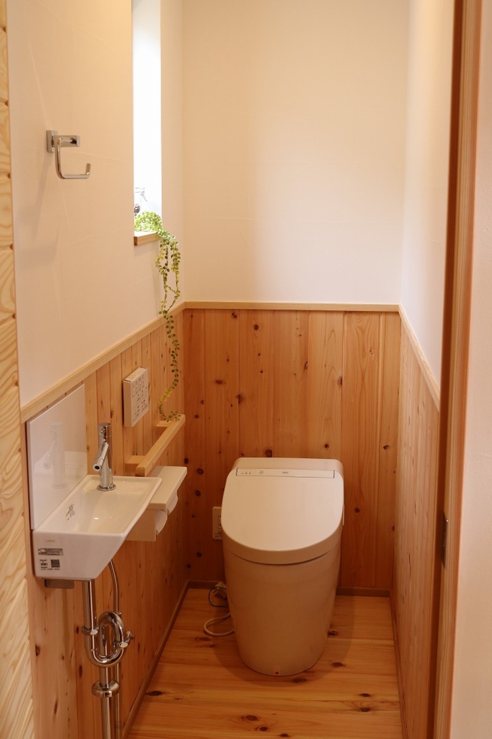 水はねしやすい部分の壁は水に強いサワラの板張り。