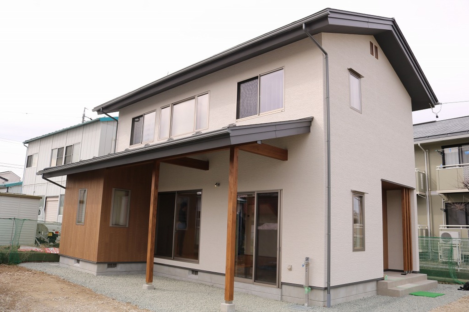 土間サロンと繋がる軒下は物干しスペースの他、バーベキューを楽しんだり、夕涼みをしたり、暮らしを外へ繋げてくれる。