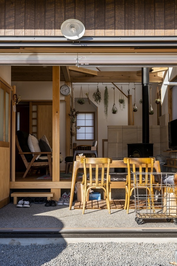 陽がたっぷり入る土間サロンを中心に、玄関、リビング、くつろぎの間に繋がっていく。