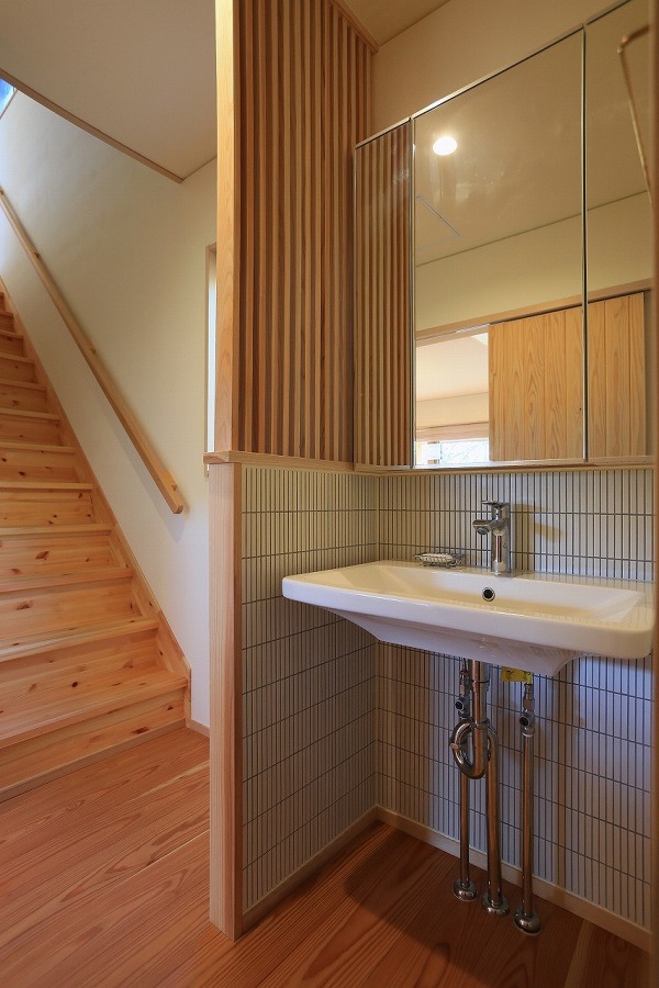 こだわりのデザインの洗面コーナー。シンプルなつくりだが、ごちゃつかずに収納もできる。