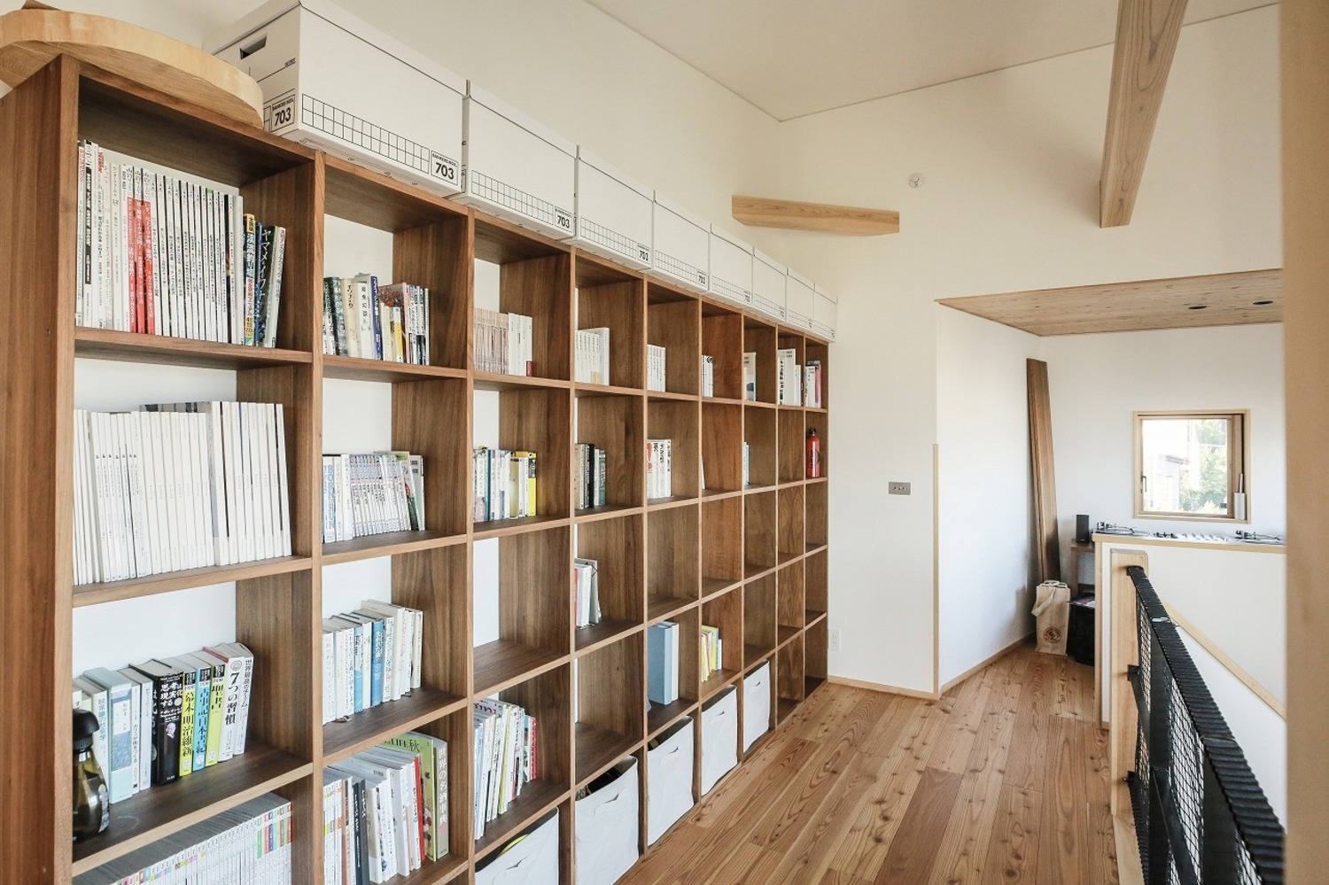吹抜けに面した2階の共有スペースには大容量の本棚。家族みんなの図書コーナーに。