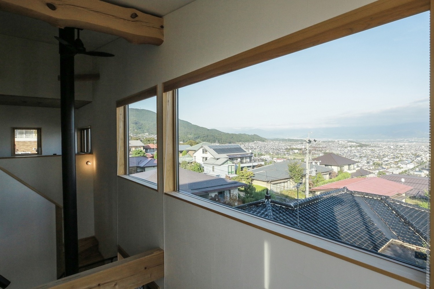 東のパノラマビューを楽しめるよう、吹抜けには最大寸法の窓を設けた。吹抜けとも相まって、開放感たっぷり。