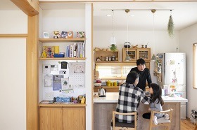 キッチンコンロ前の壁も収納として有効活用。