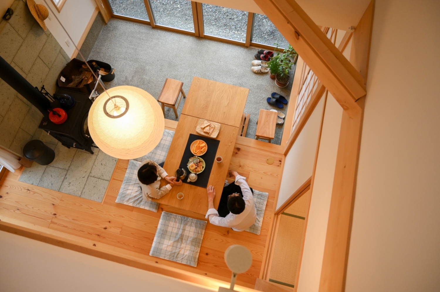 広々した土間リビングには、自然と家族や仲間が憩う。