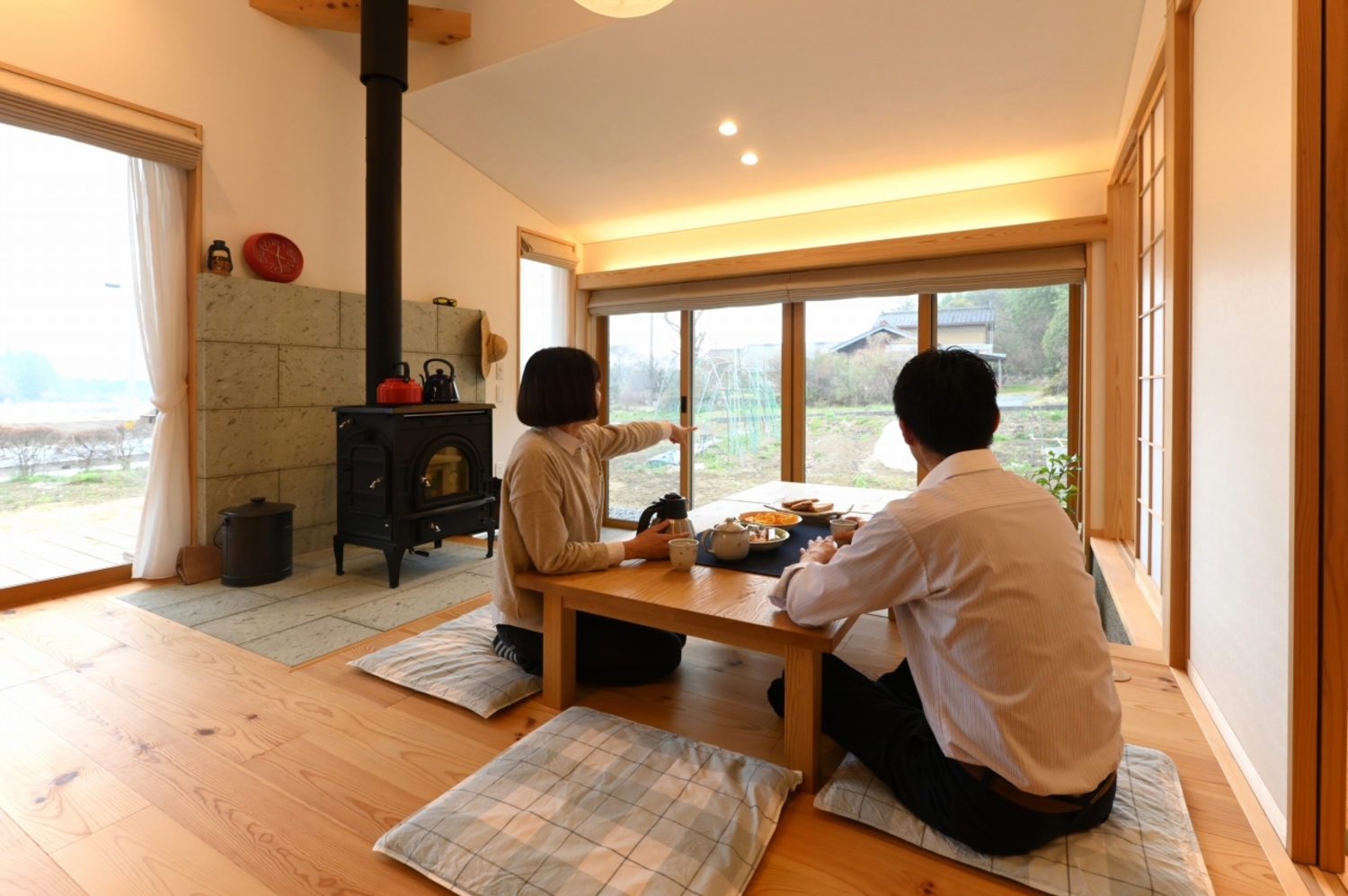 土間サロンを通し、四季の移り変わりを感じながら暮らす。
