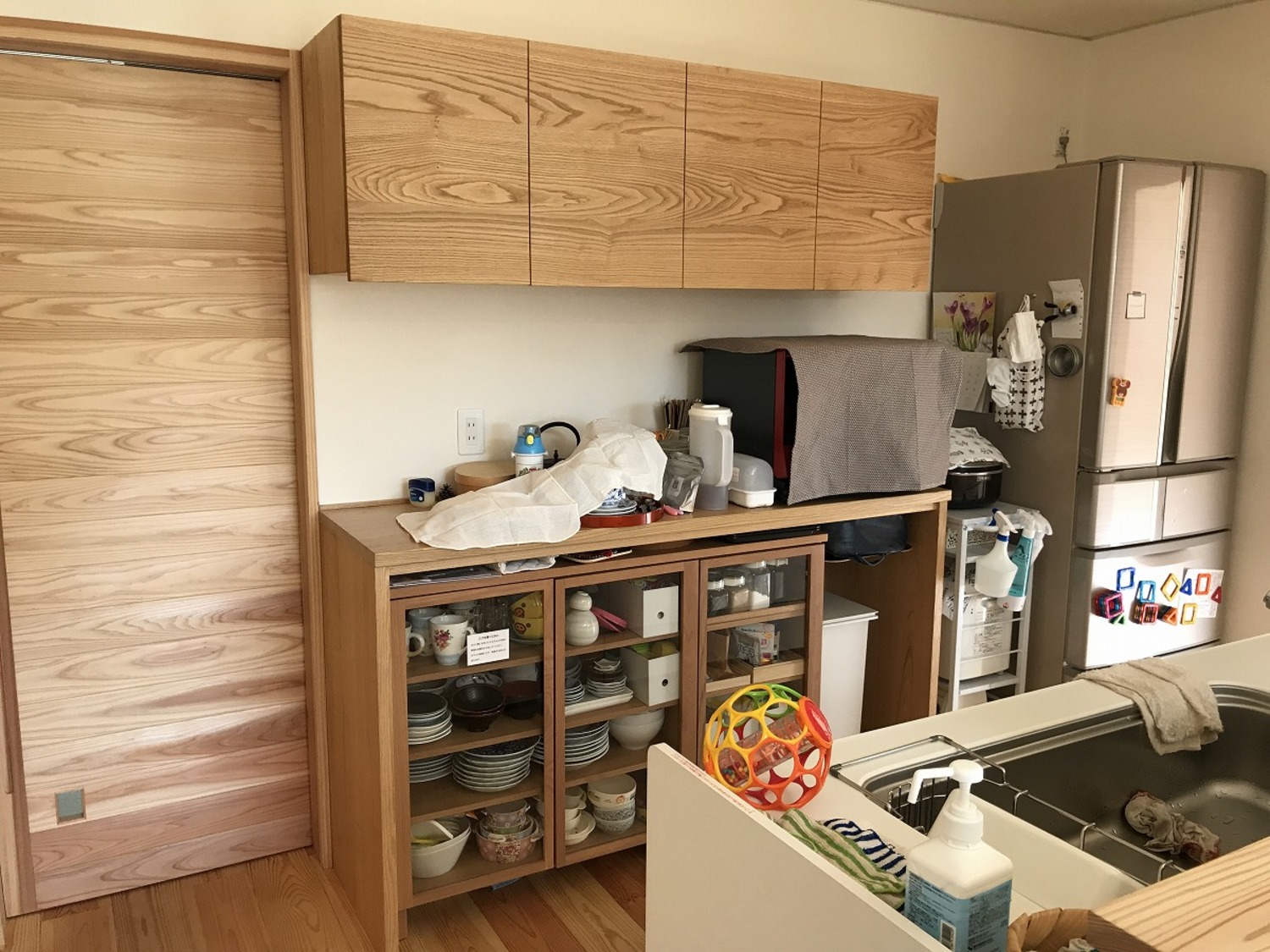 キッチンの食器棚は地元家具屋さんにオーダーしたもの。オーダーなので高さも幅も自由自在。