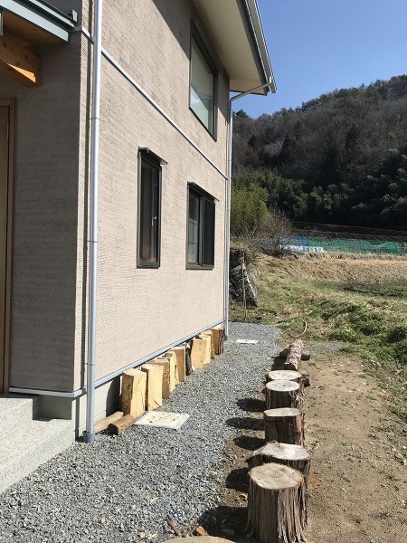 塗り壁の外壁が、周りの風景と調和している。
