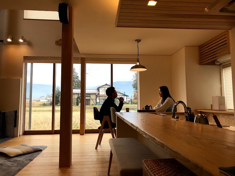西に大きく設けた窓から、北アルプスの山並みを楽しむ。
