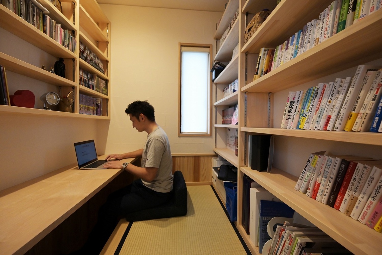 造り付けのカウンターにたっぷりの本棚、床は畳敷き。2畳分の書斎は、落ち着いて籠れる充実のスペース。