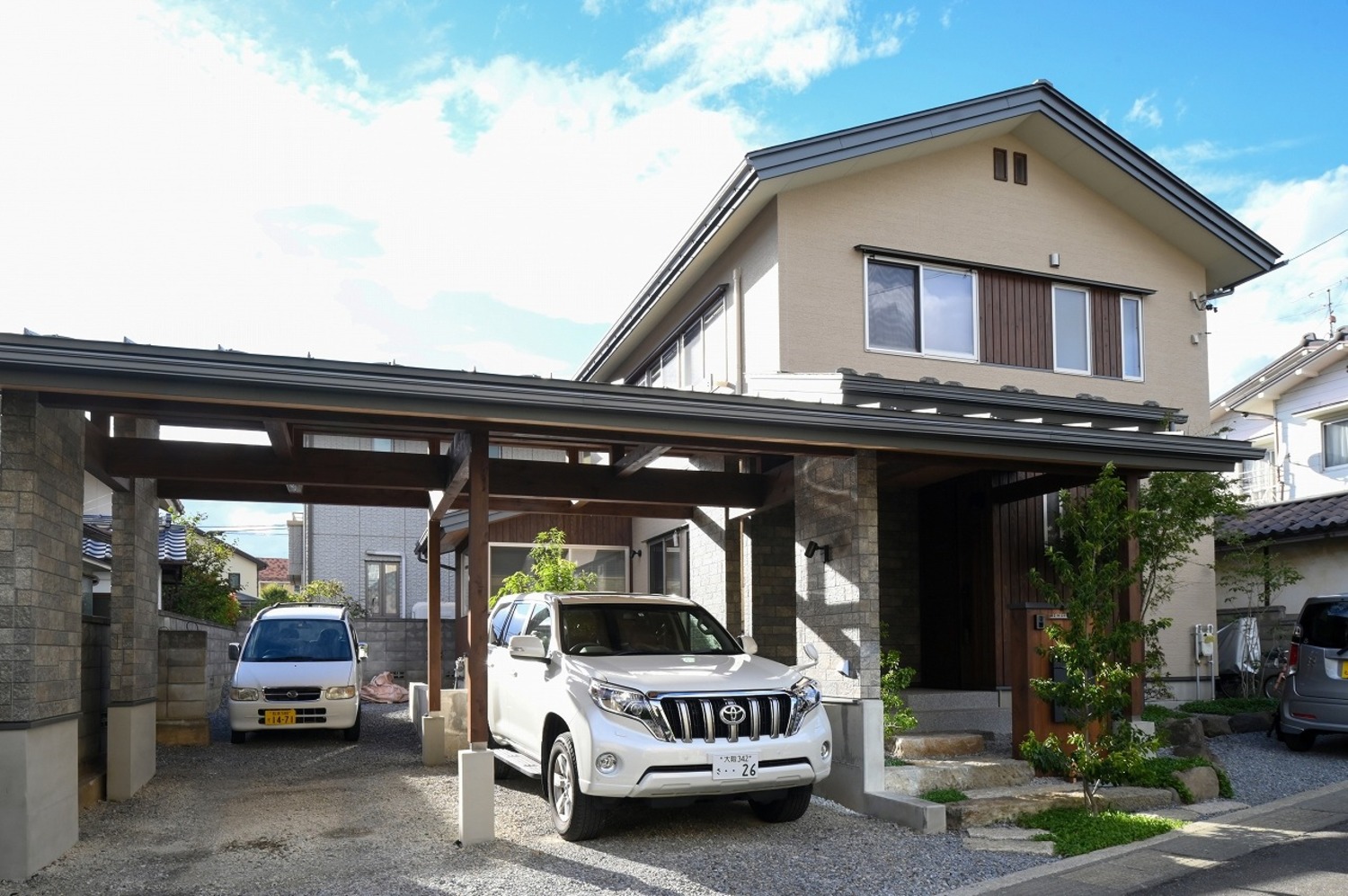 住宅街に居ることを忘れてしまいそうな、伸びやかな外観。