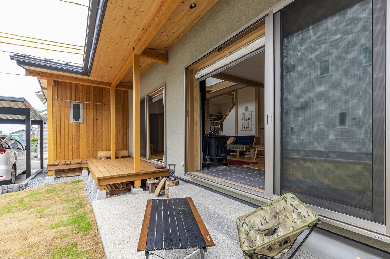 庭に面したウッドデッキや土間サロン続きの外土間。中と外を繋ぐ曖昧空間に。