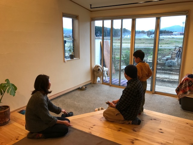 土間サロンはリビングに食い込む形状に。これも、愛犬とより近く暮らすための工夫。