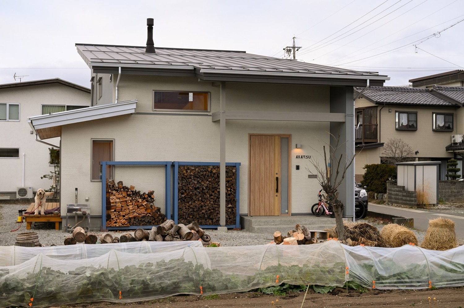 お手製のブルーの薪棚がアクセントに。