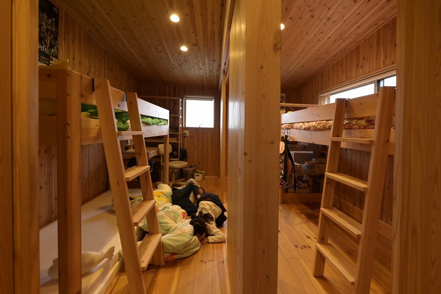 4人のお子様が居るK様。子供部屋は建具を挟んで男子部屋と女子部屋に二分できる。壁と天井は板張りで、わんぱく盛りに対応。