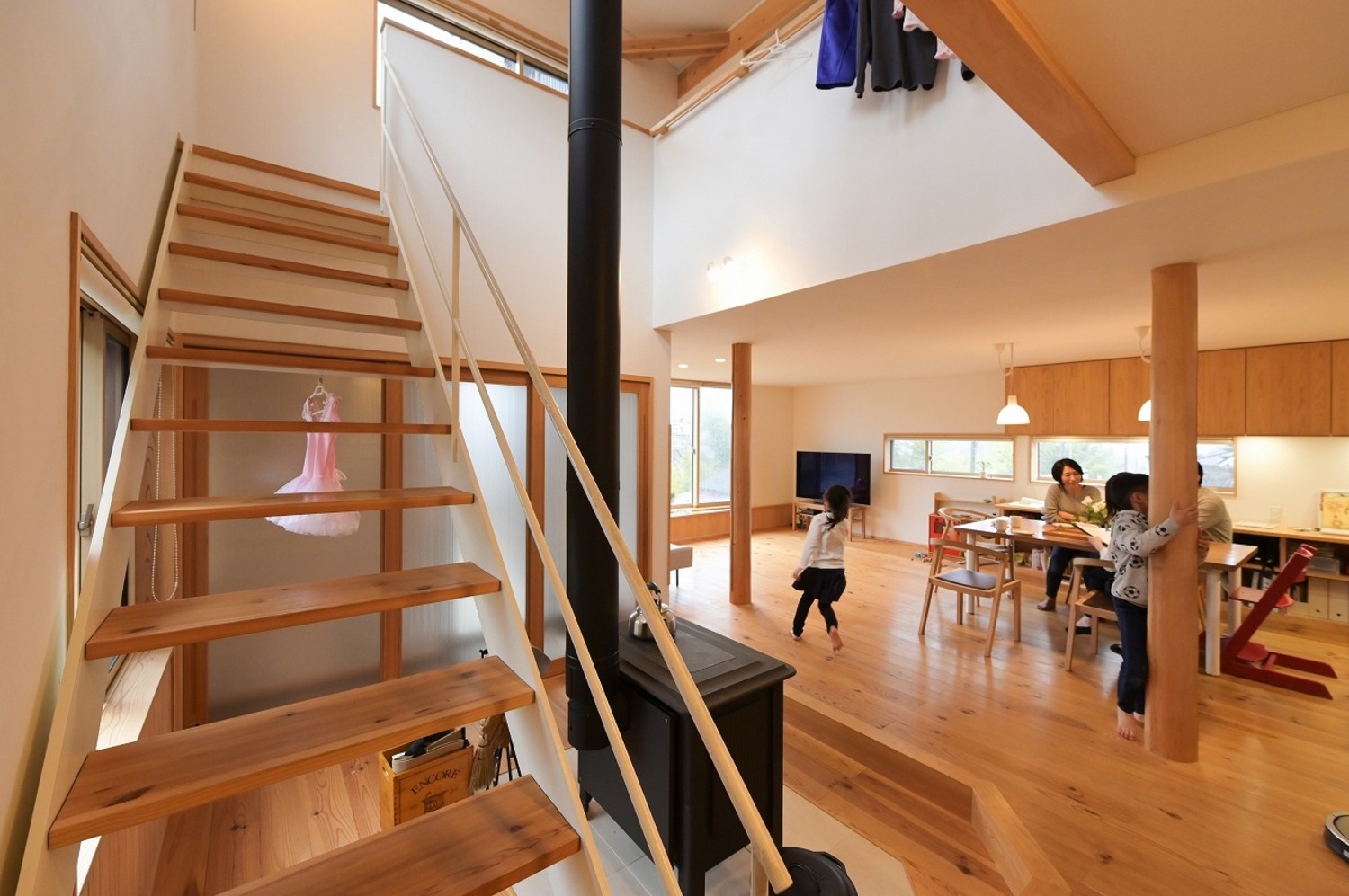4人の子供たちがのびのび過ごす空間を支えるのはおじいちゃんの山で育った木。
