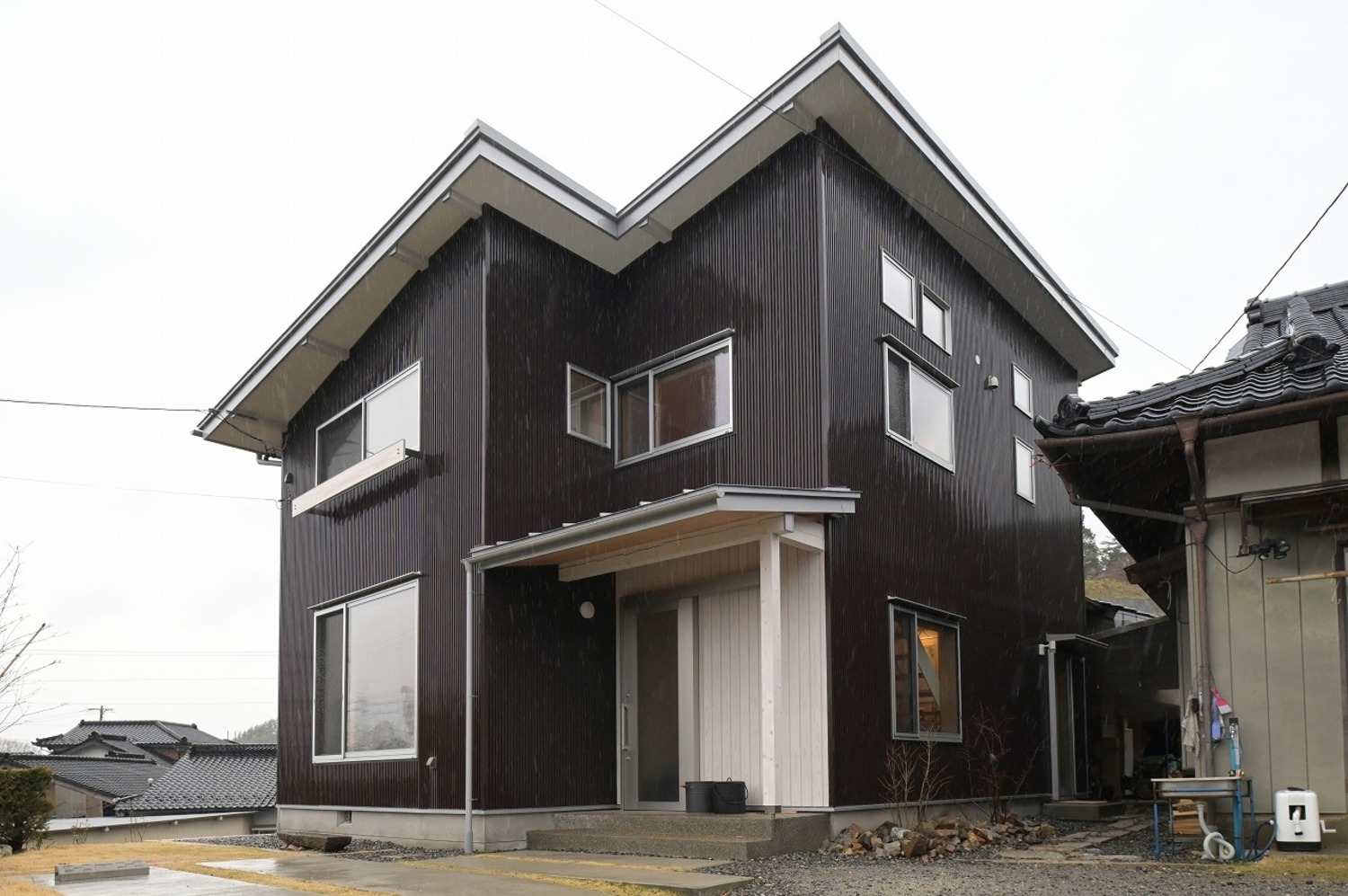 片流れ屋根のシルエットとダークブラウンの外壁ですっきりした佇まい。