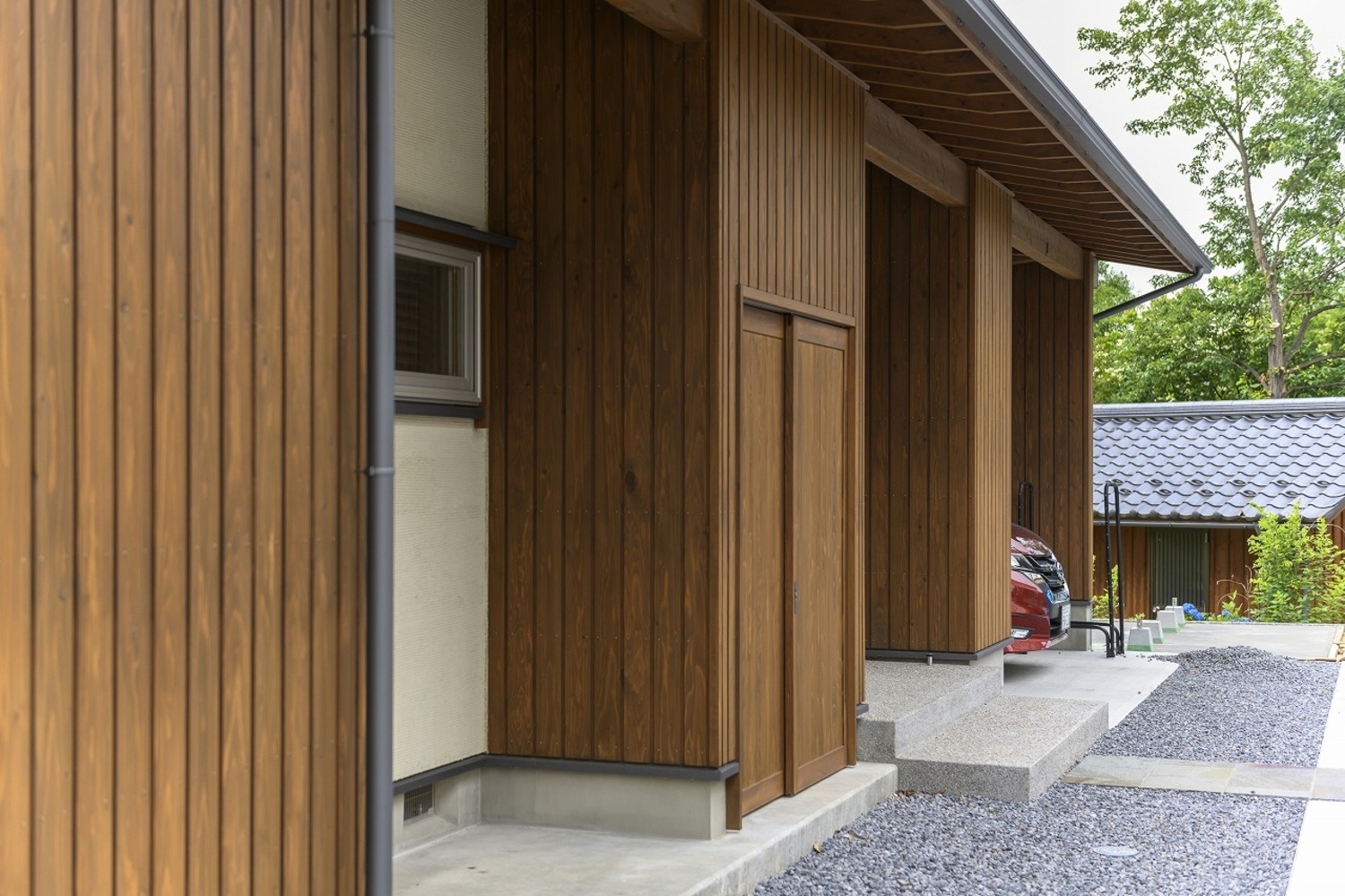 建物一体の外収納を計画した。アウトドア用具や外回り用品もスッキリ収納できる。