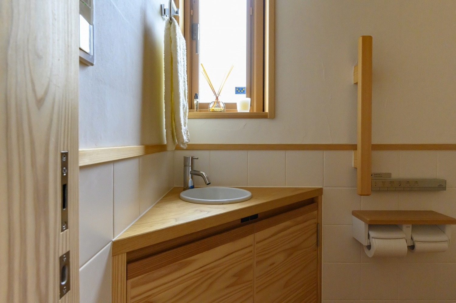 コーナーを活かしたトイレの手洗い。