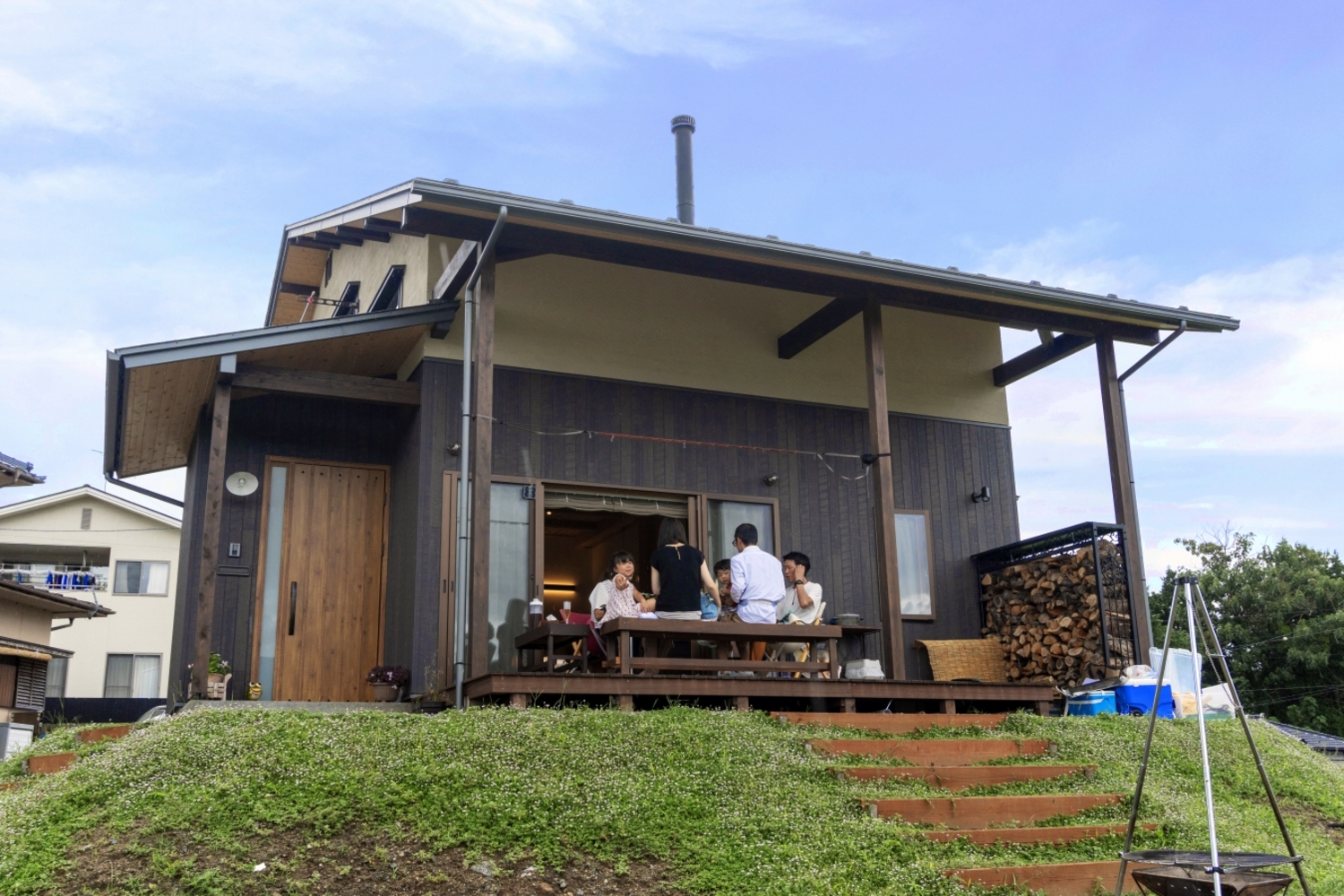 ヒメイワダレソウのグリーンに覆われた小高い土地に佇む。下伊那の町を見晴らす、大きな土間サロンとウッドデッキが主役。 