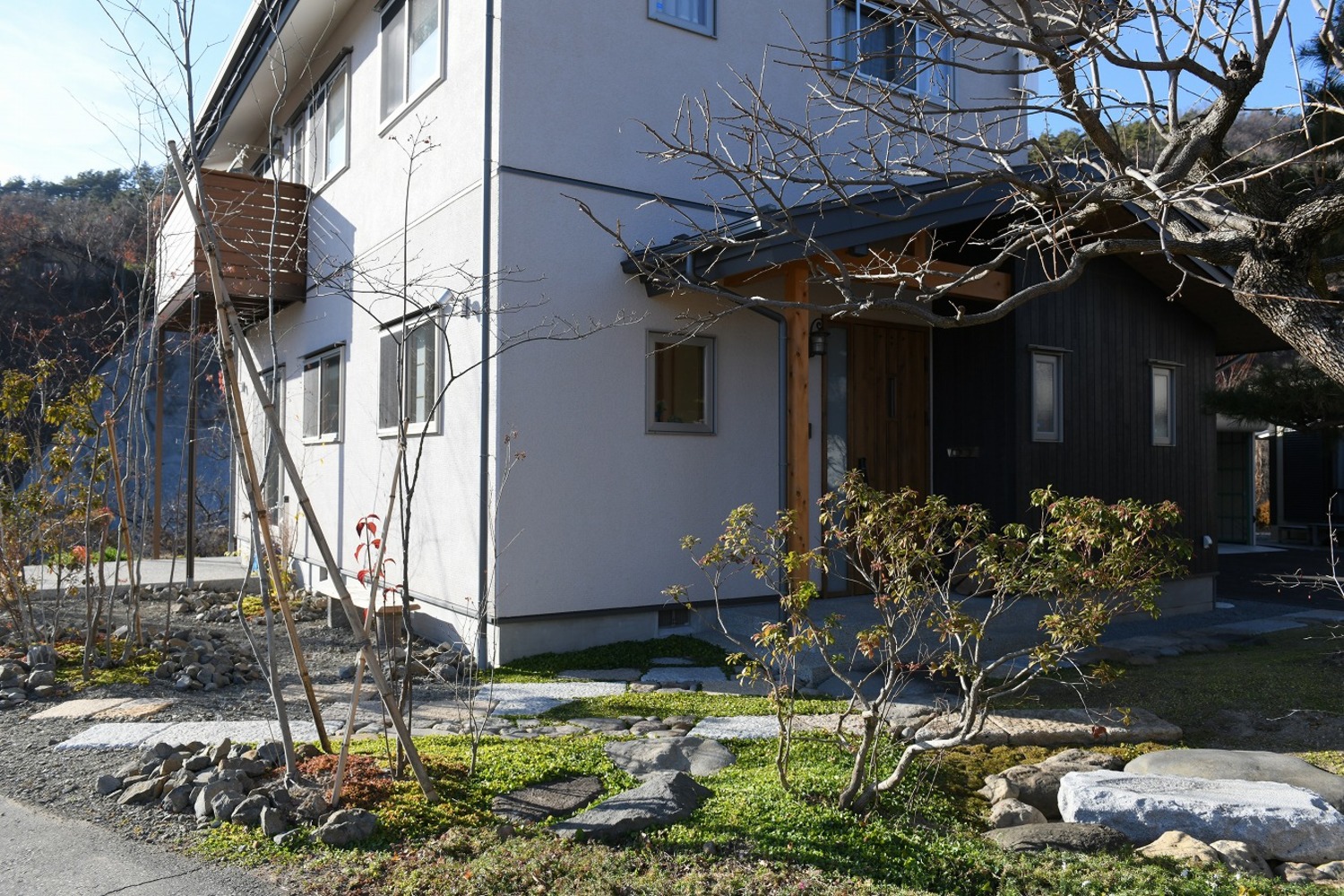 敷地にもとからあった庭木を活かしつつ、さらに充実させたエクステリアも素敵。