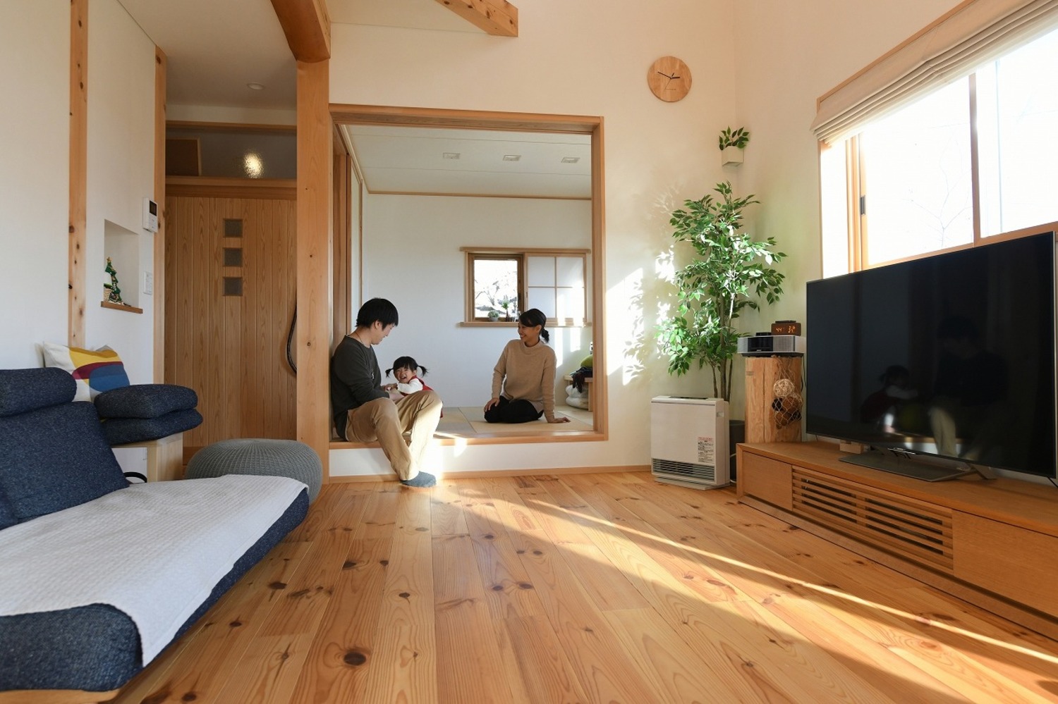 和室は小上がりで、つながりながらも変化のある空間に。玄関からの動線もスムーズで、来客時にも重宝。