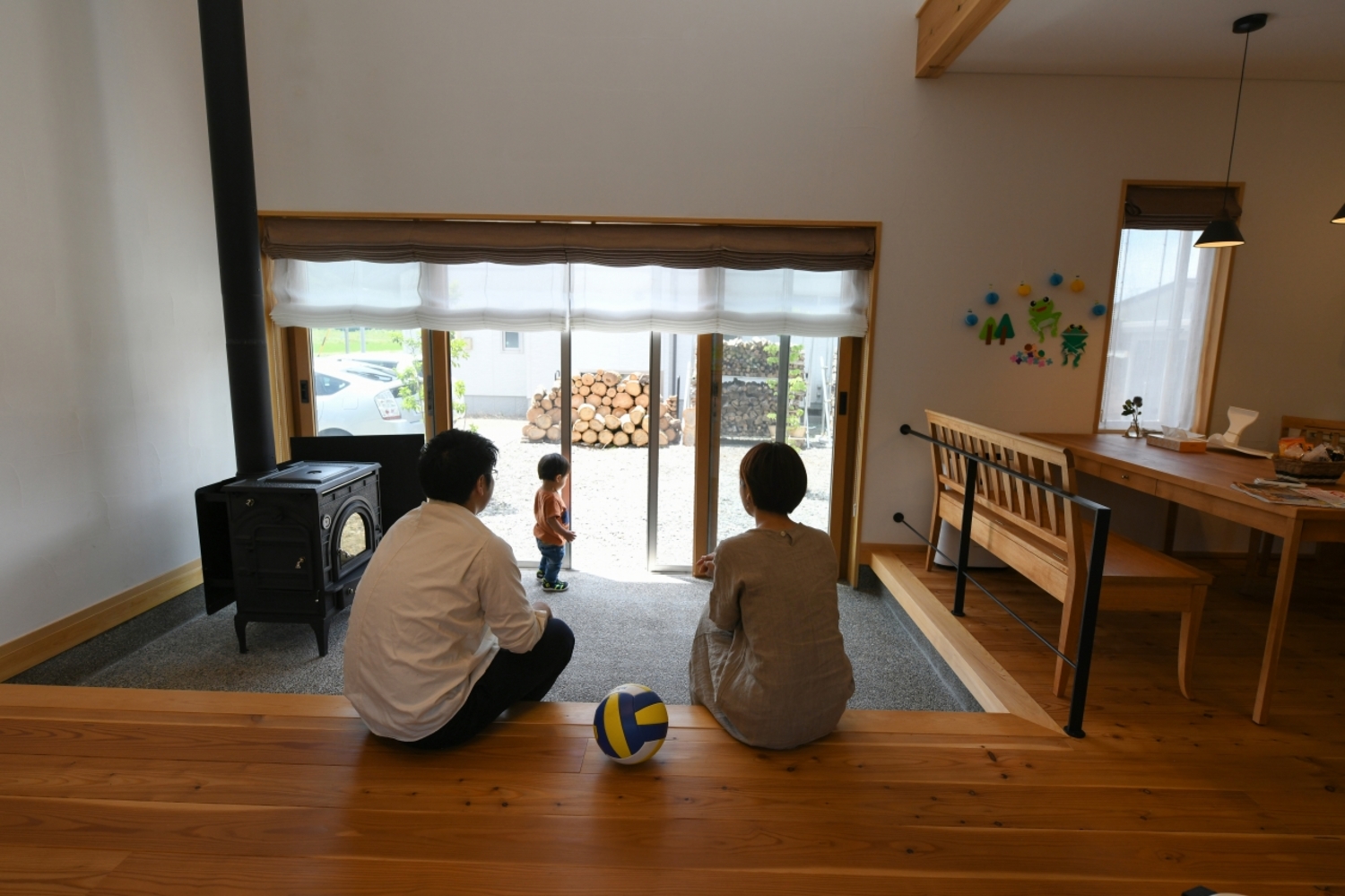 お子様も土間で遊ぶのが大好き。洗い出し仕上げの小石や薪を熱心に研究している。