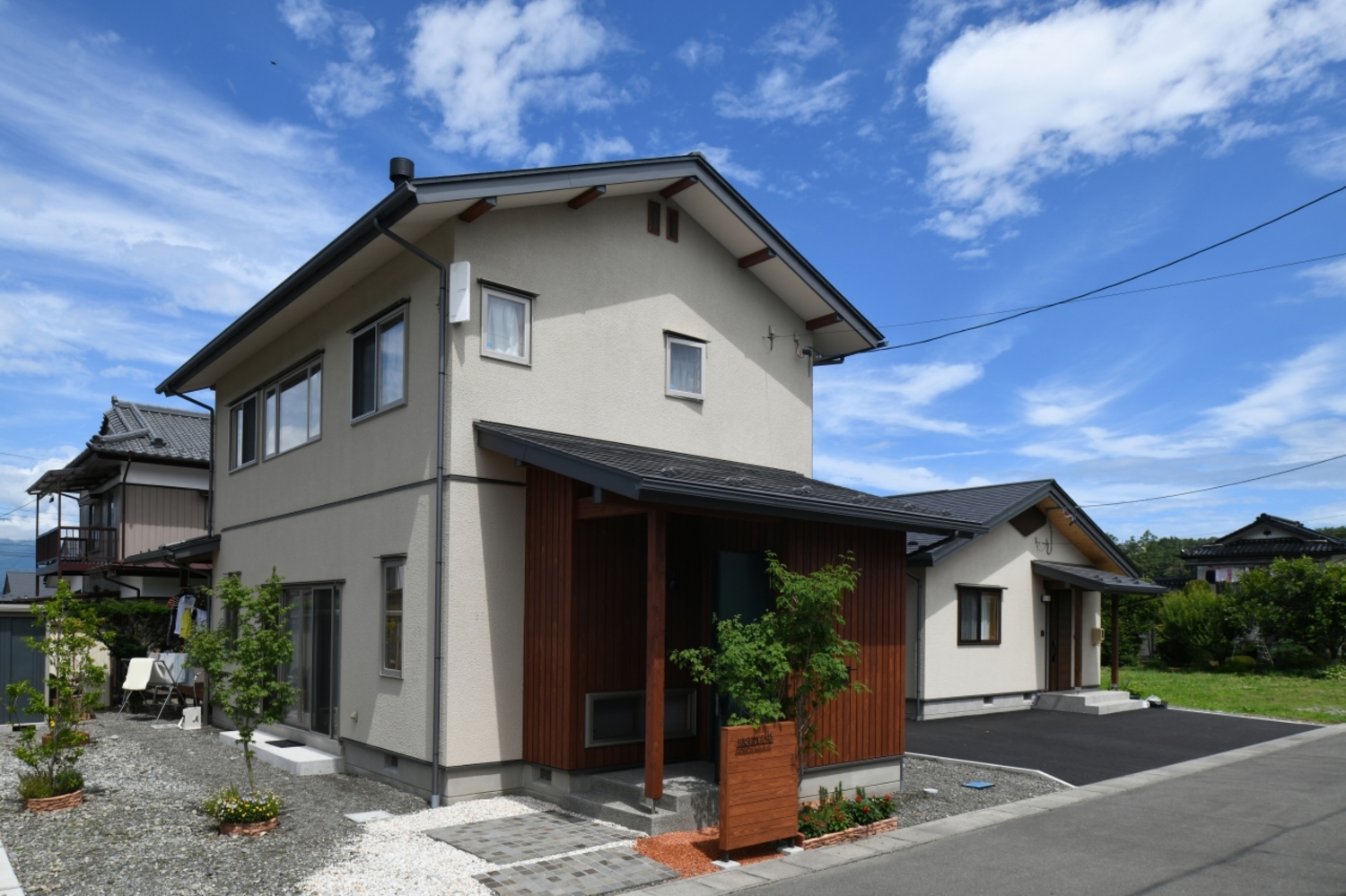 シンプルな切妻屋根の外観に、ウッディグリーンの玄関扉が印象的。