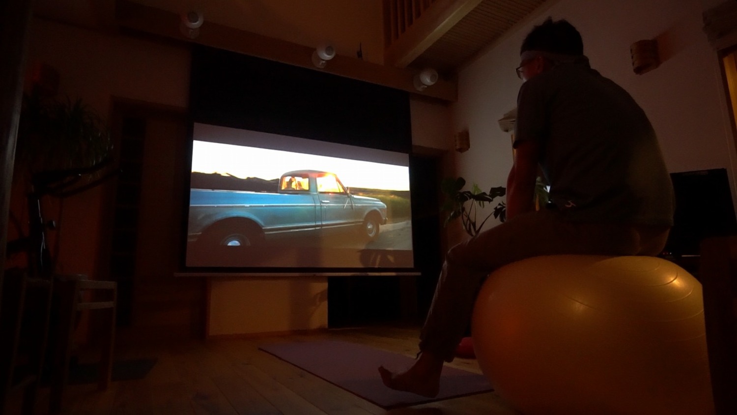 据付のプロジェクターと電動スクリーンで、映画鑑賞やスポーツ観戦も楽しみの一つ。