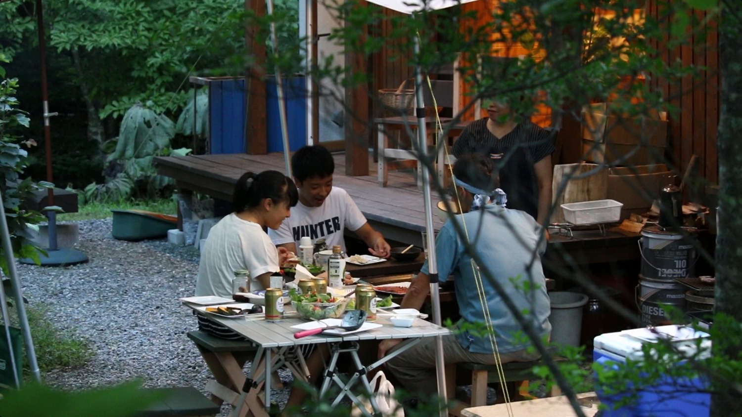 タープの下は、屋外リビング・屋外キッチン。休日のランチはほとんど外で楽しむ。