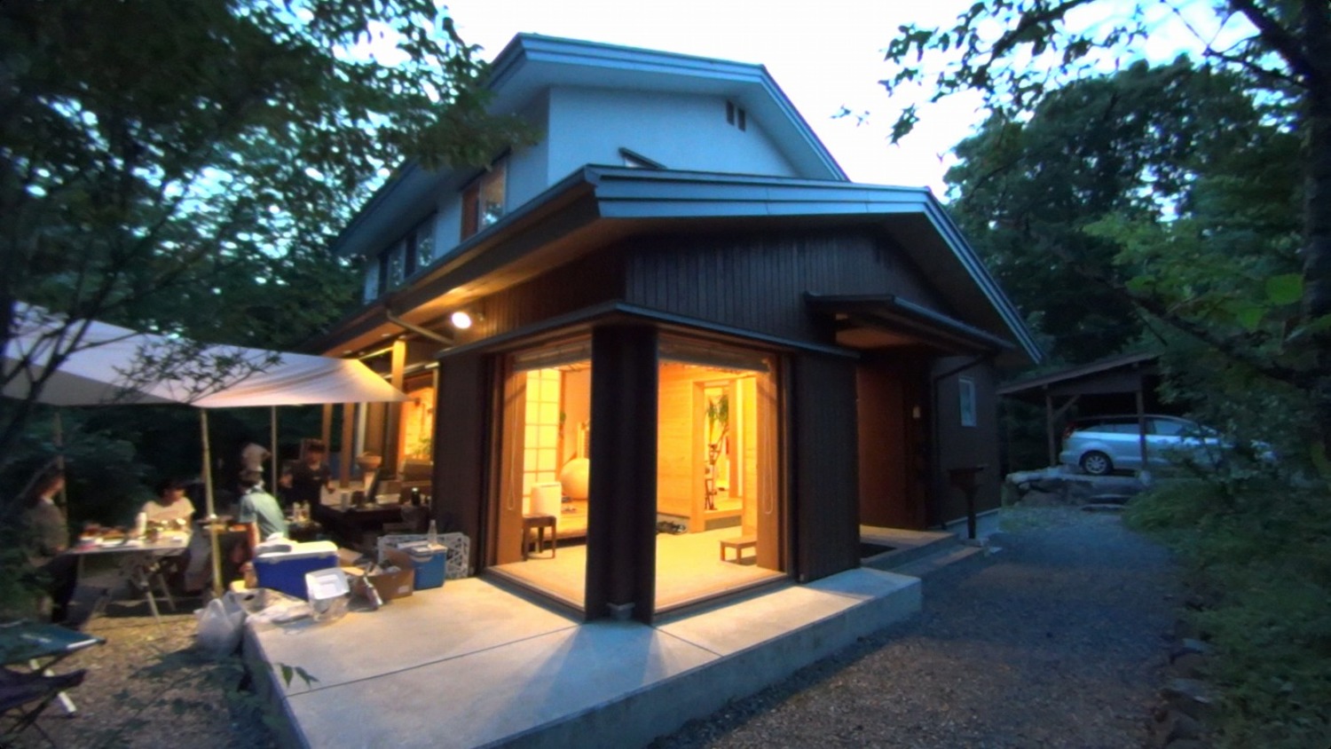 室内と庭が繋がり、暮らしに遊びが生まれるのは、土間やウッドデッキなどのあいまい空間があってこそ。
