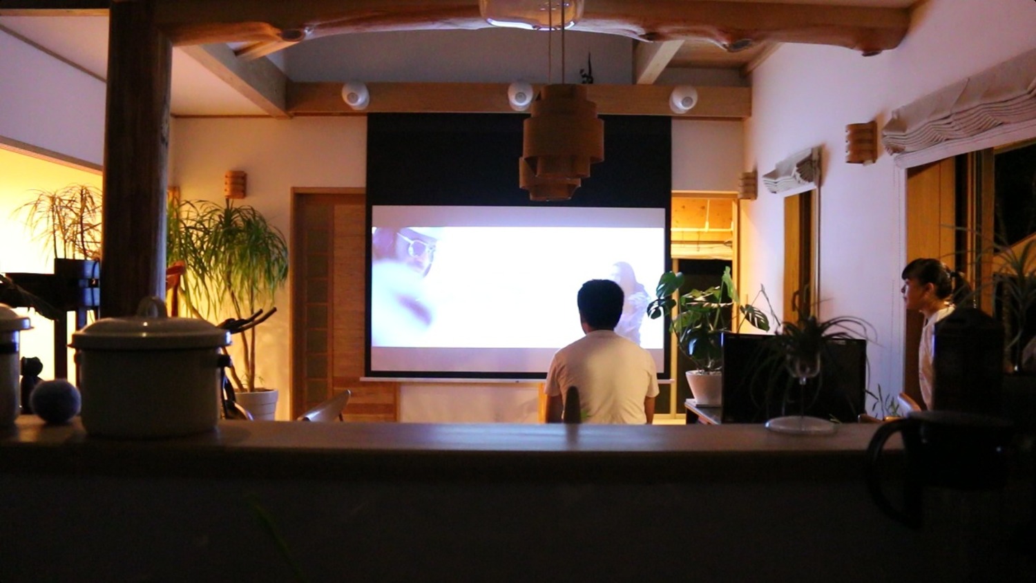 休日の夜は大スクリーンで映画鑑賞するのが楽しみ。