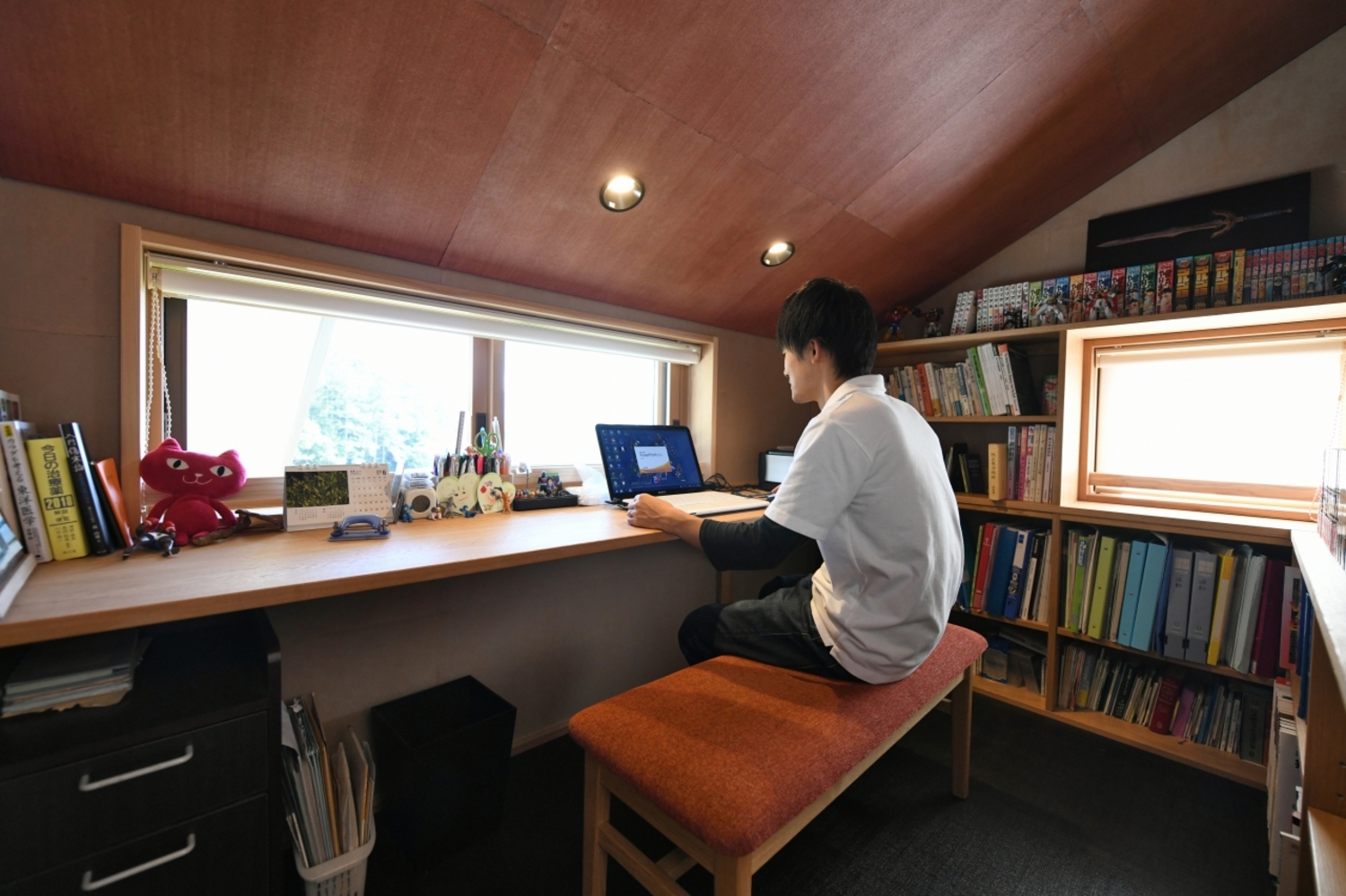 ご主人の書斎は諏訪展示場のようなシックな内装に。天井高を抑えた隠れ部屋風の設計。