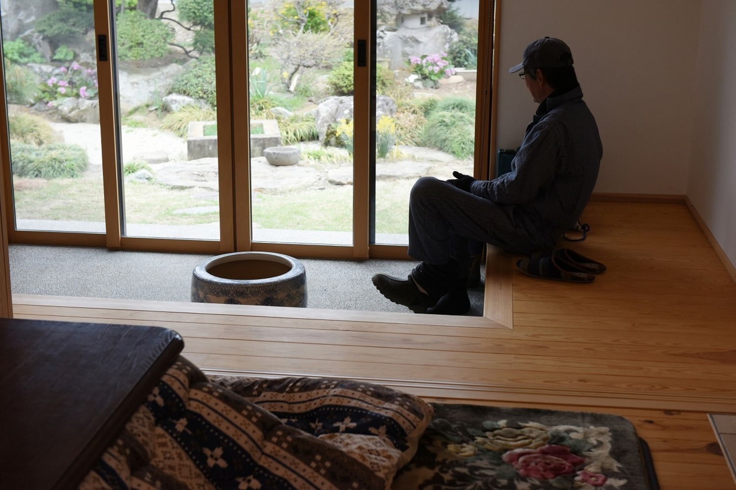 ゆったりとした土間サロンで外との行き来も自在。大切に守る庭を眺めくつろぐことが出来る。