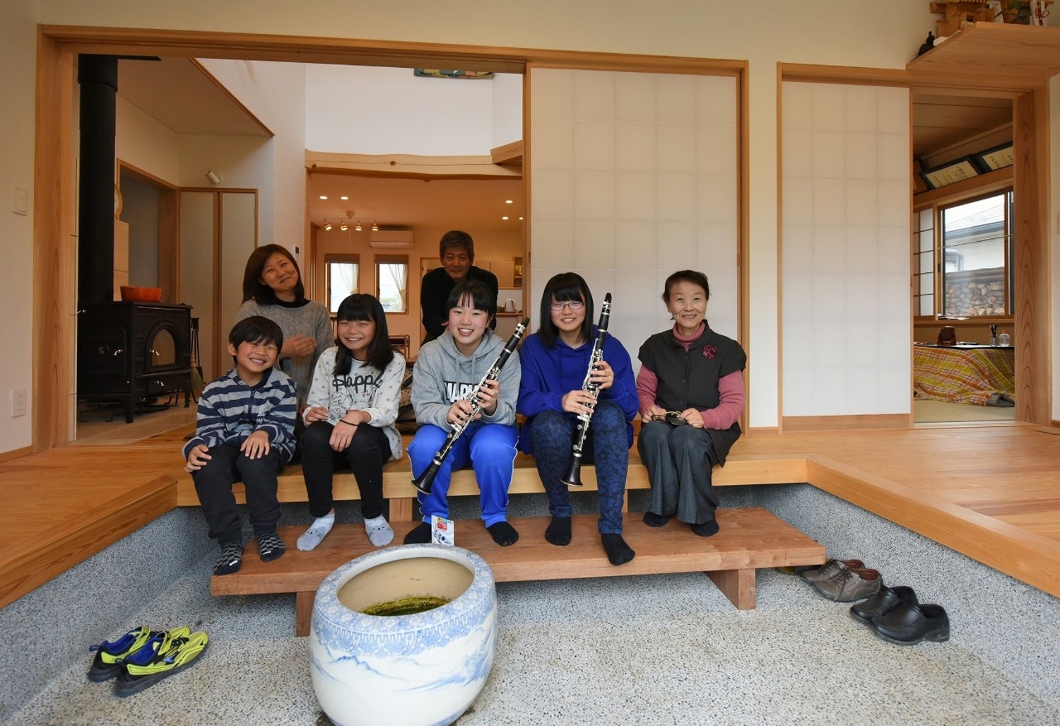土間サロンに座りながら庭を眺めてひと休み。家族みんなでわいわいと、癒しの空間。
