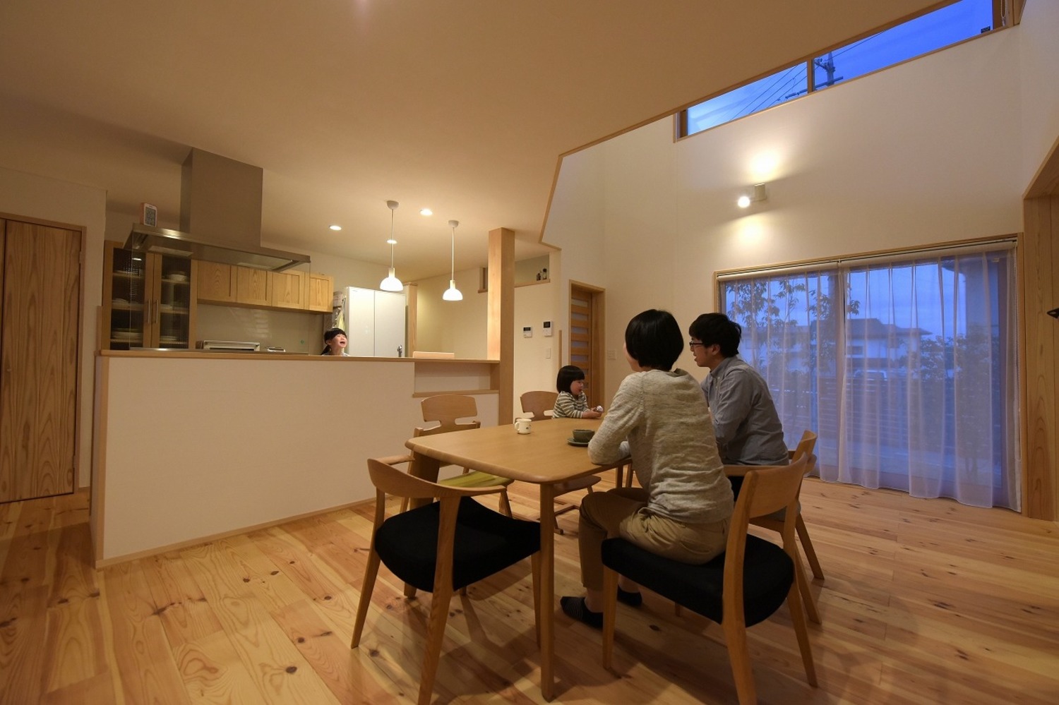 大きなダイニングテーブル。気づくとこのテーブルに自然と集まっている。 