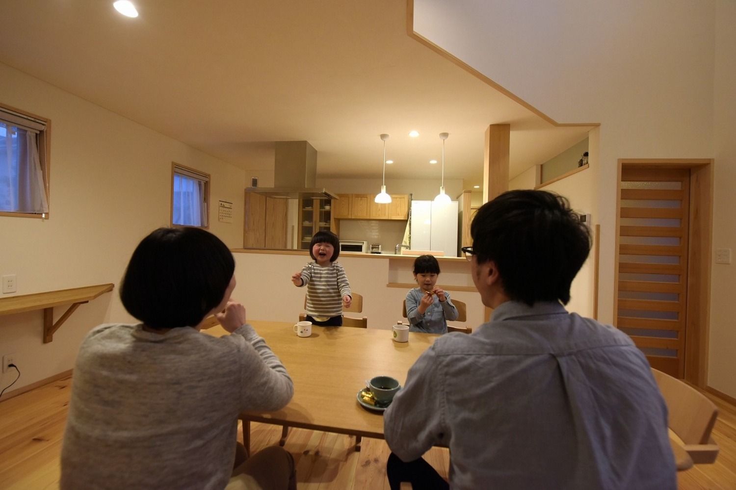天井高を抑えた落ち着きと、吹抜けの開放感が調和する。