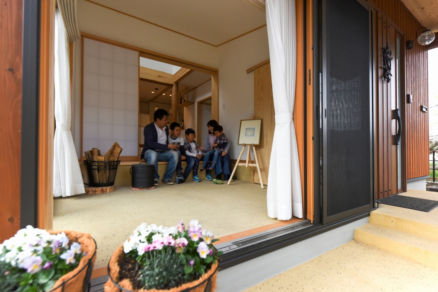 大きく開口する土間サロン。ソトとの行き来のしやすさもバツグン。