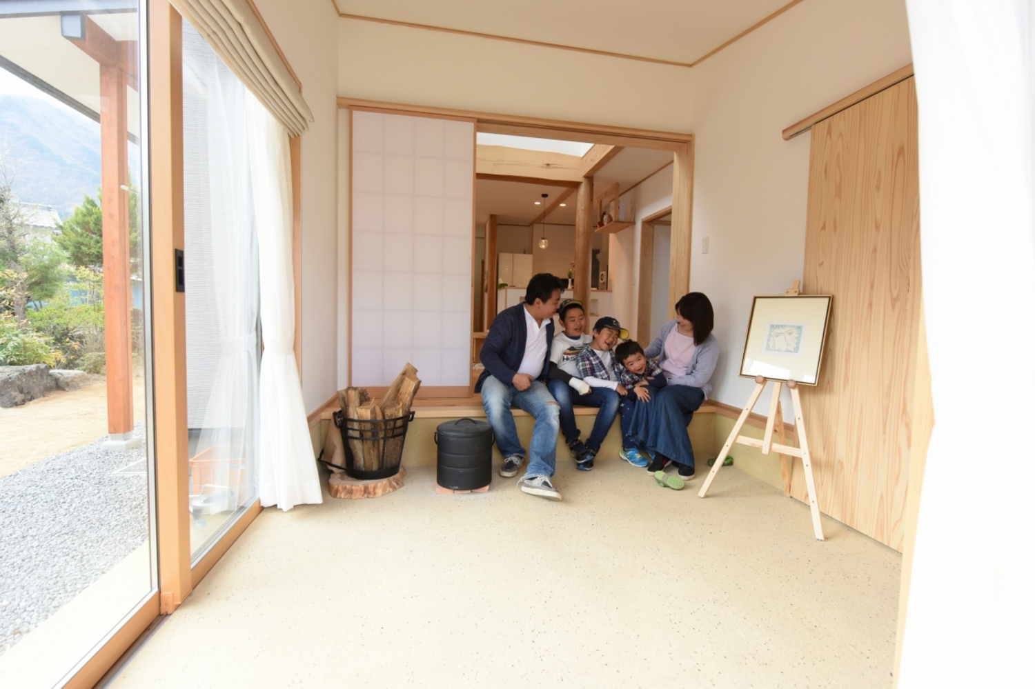 黄色の三和土仕上げで明るい印象の土間サロン。